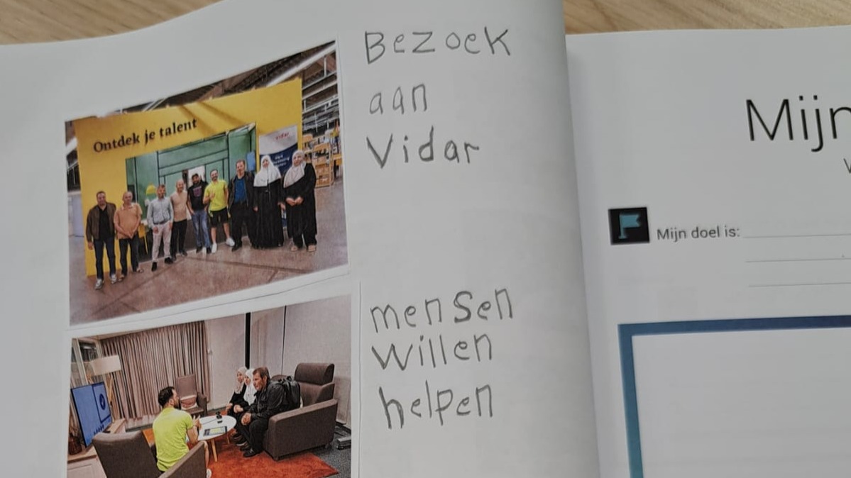 Foto van plaatjes die in het boek zijn geplakt met een beschrijving erbij geschreven